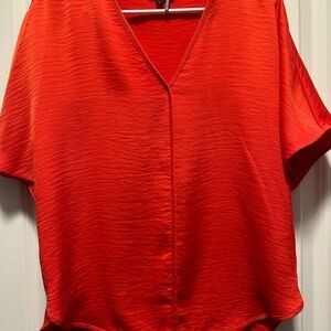 DKNY loose short sleeve shirt. Great for any occasion